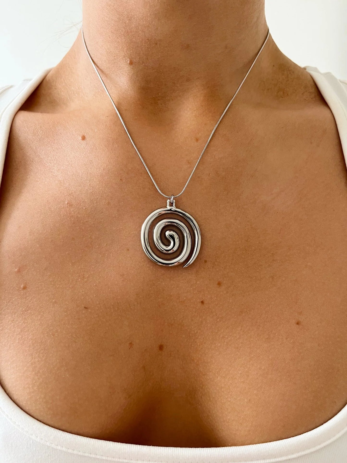SWIRL NECKLACE